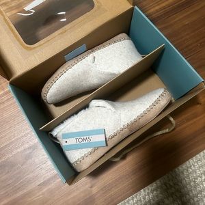 NWT Toms slippers